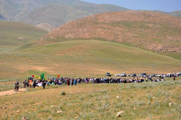 PKK'lı cenazesinde silahlı PKK'lılar