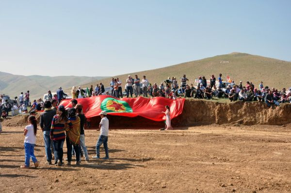 PKK'lı cenazesinde silahlı PKK'lılar