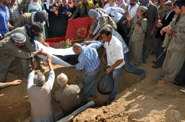 PKK'lı cenazesinde silahlı PKK'lılar