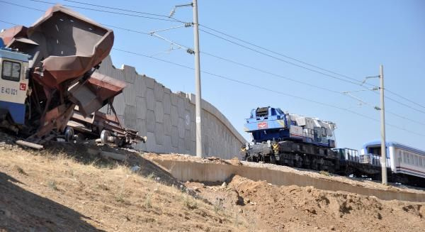 İki tren kafa kafaya çarpıştı