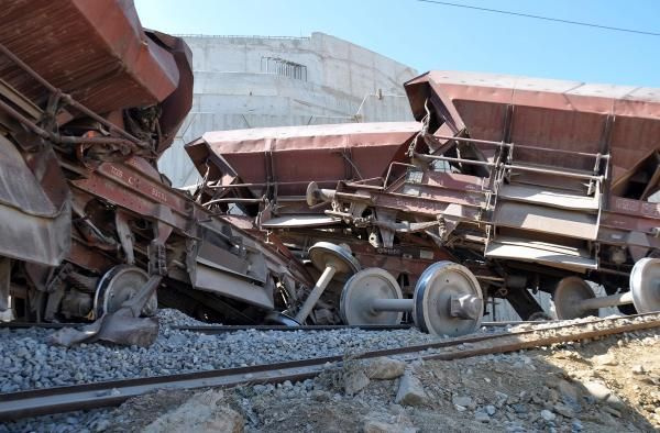 İki tren kafa kafaya çarpıştı