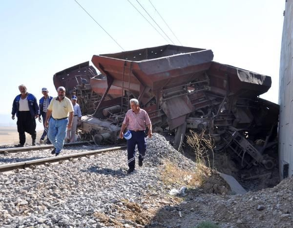 İki tren kafa kafaya çarpıştı