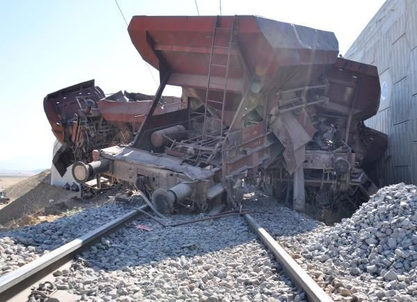 İki tren kafa kafaya çarpıştı