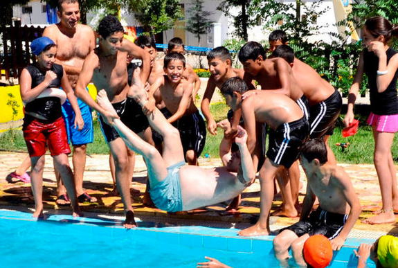 Çocuklar Osman Baydemir'i havuza attı