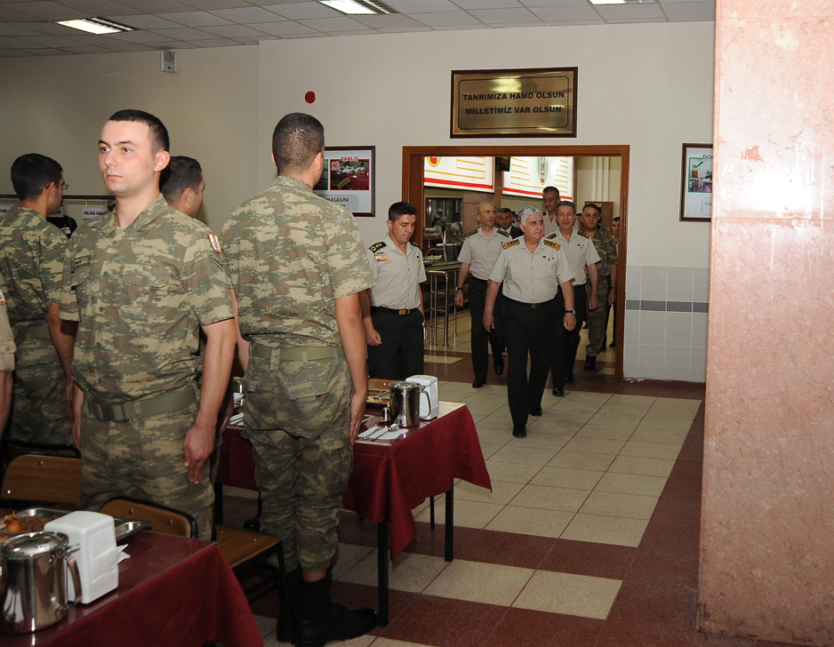 Necdet Özel askerlerle iftar yaptı