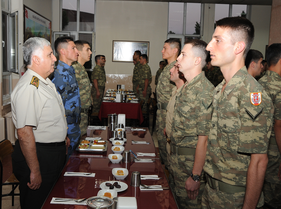 Necdet Özel askerlerle iftar yaptı