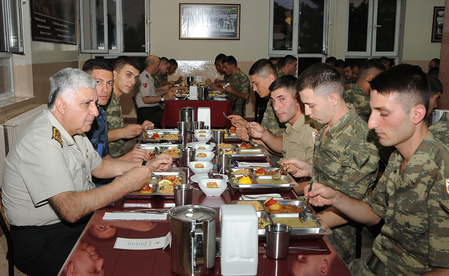 Necdet Özel askerlerle iftar yaptı