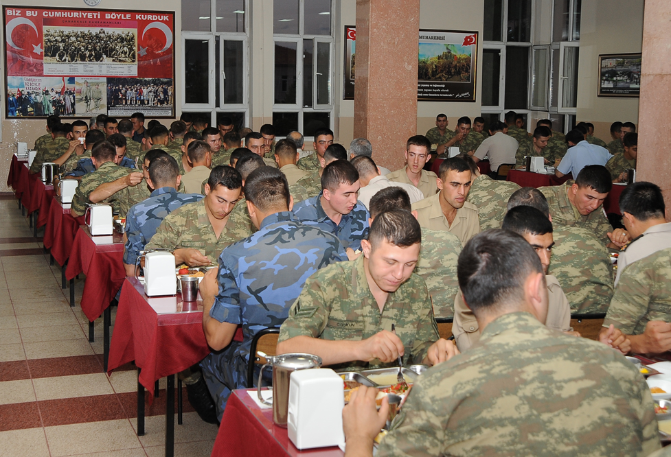 Necdet Özel askerlerle iftar yaptı