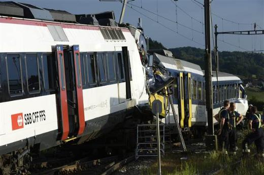 İki tren kafa kafaya çarpıştı