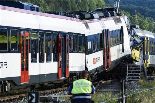 İki tren kafa kafaya çarpıştı