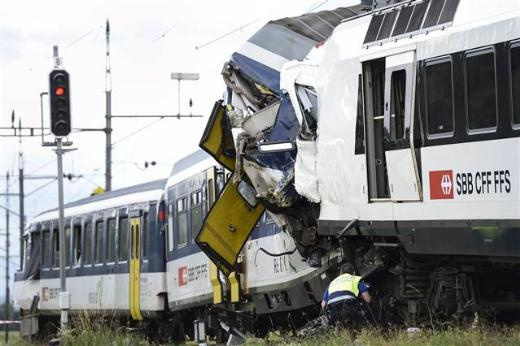 İki tren kafa kafaya çarpıştı