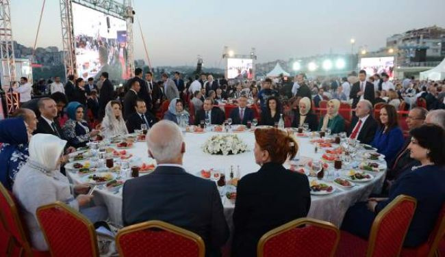 Sanat ve Siyaset buluşturan iftar programı