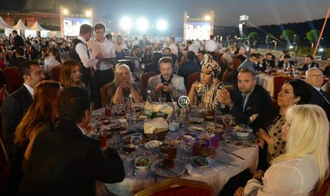 Sanat ve Siyaset buluşturan iftar programı