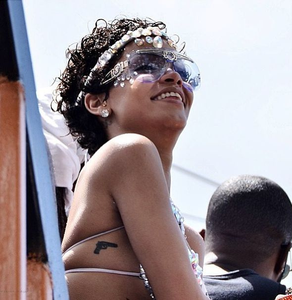 Rihanna Rio'dakileri aratmadı