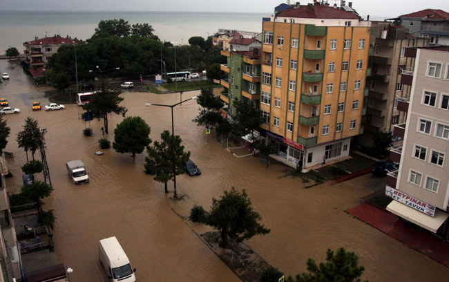 Samsun'u sağanak yağış vurdu