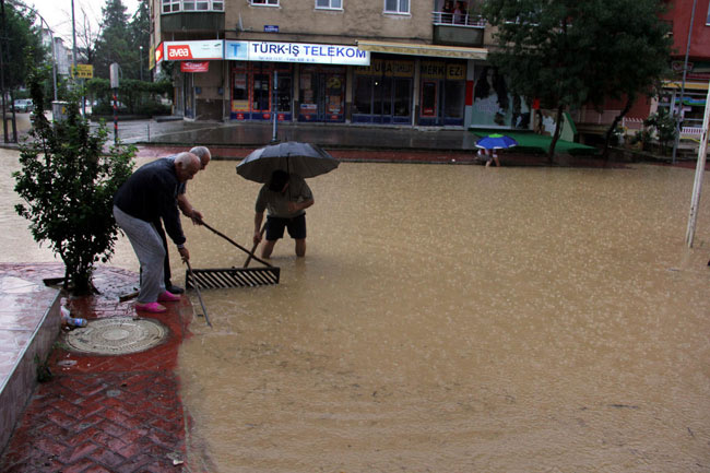 Samsun'u sağanak yağış vurdu