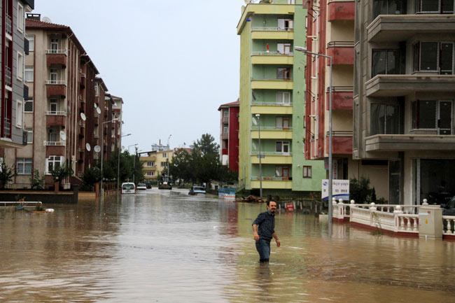 Samsun'u sağanak yağış vurdu