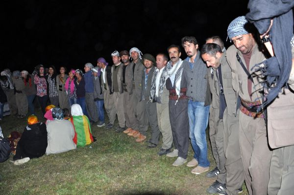 Dev Öcalan posteri ateşten 'Apo' yazısı