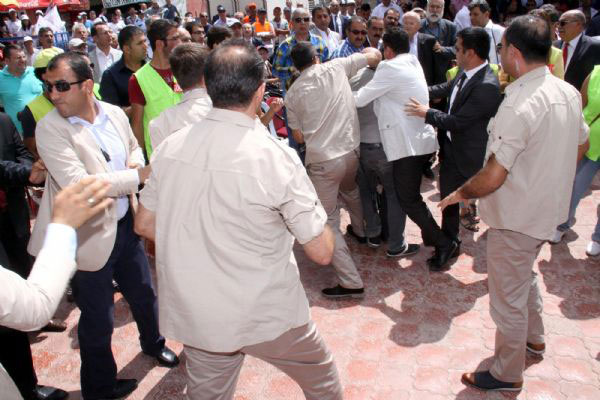 İşte Bekir Bozdağ'a saldırı anının kareleri