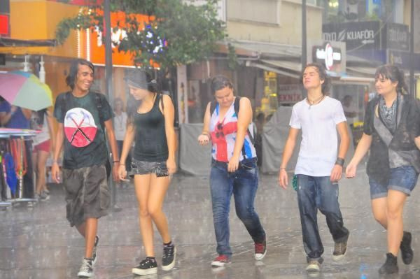 Sağanak yağış İzmir'i felç etti!