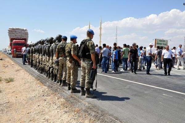 Yine yolu kapattılar