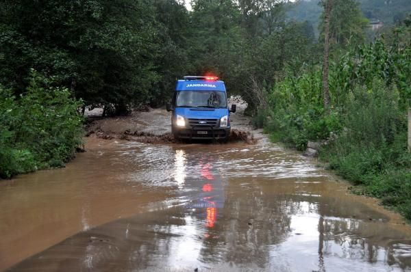 Trabzon'da taşkın dehşeti:2 kayıp