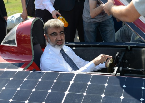 Bakan Yıldız güneş enerjili araba kullandı