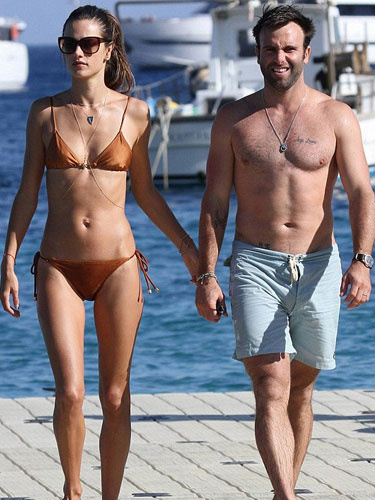 Alessandra Ambrosio nişanlısıyla Mykonos'da