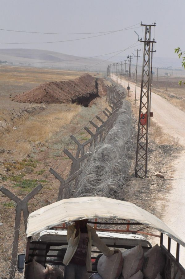 Suriye sınırını kazmaya başladılar