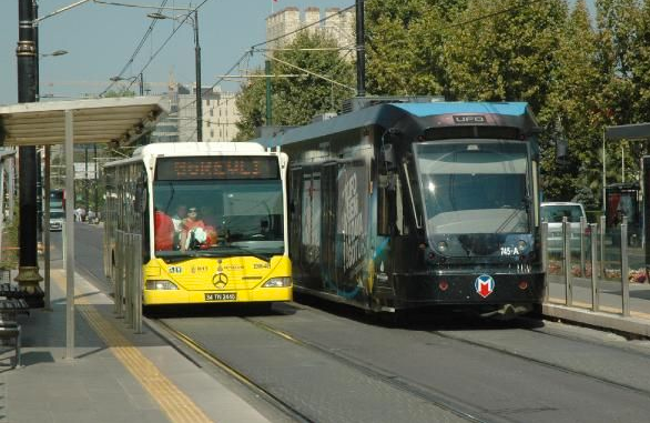 Otobüsler tramvay yoluna indi
