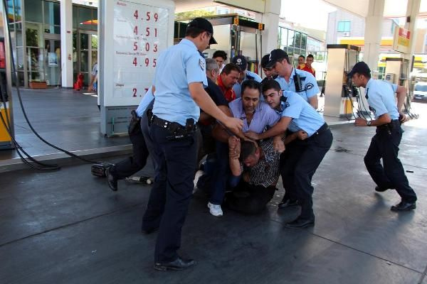 Polise kızıp bakın ne yaptı!