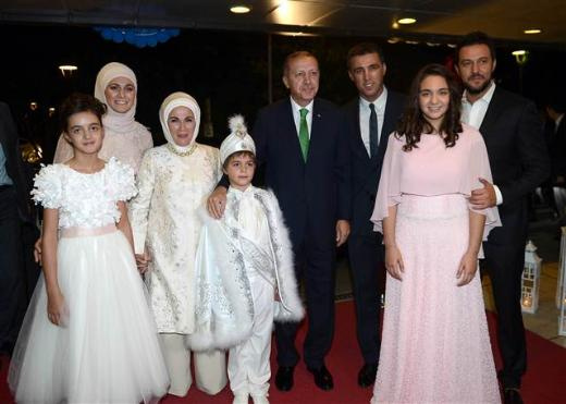 Erdoğan düğünde şarkıya eşlik etti