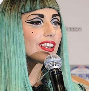 Lady Gaga poposunu gösterdi