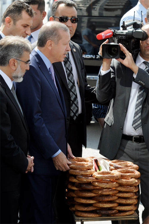 Erdoğan simit dağıttı