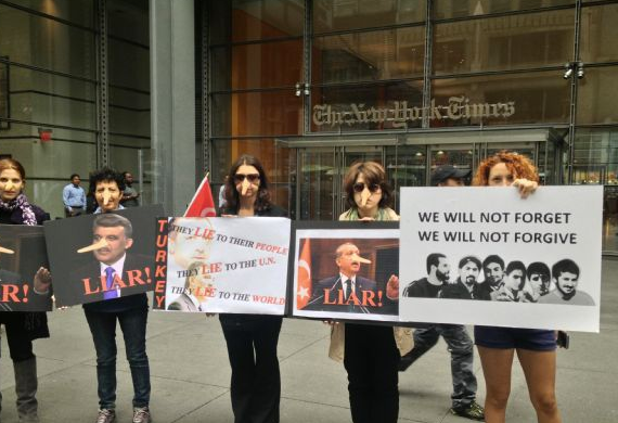 Abdullah Gül'e New York'ta pinokyolu protesto