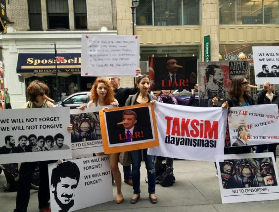 Abdullah Gül'e New York'ta pinokyolu protesto