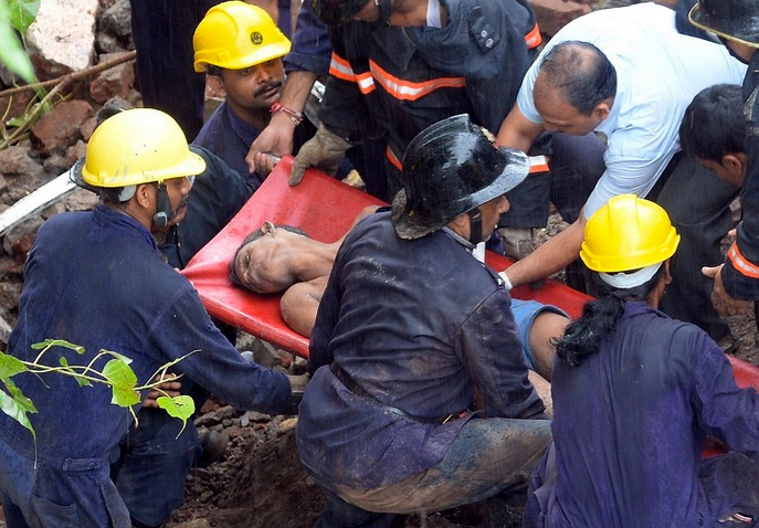 Hindistan'da 35 yıllık bina çöktü