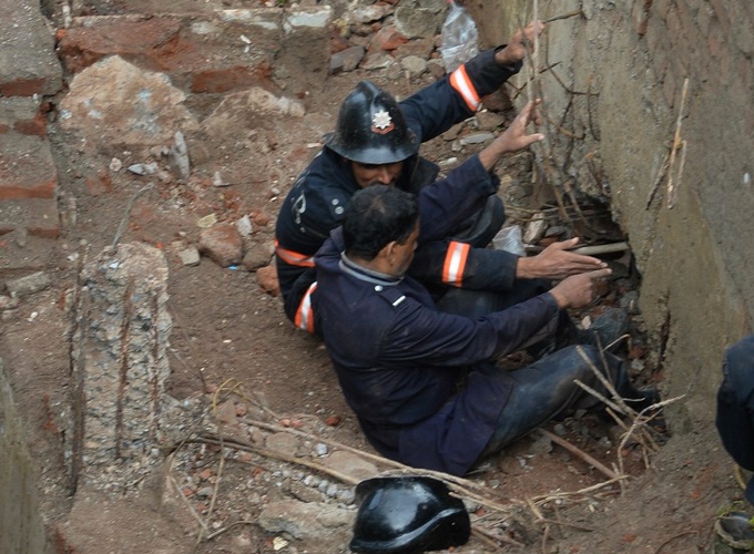 Hindistan'da 35 yıllık bina çöktü