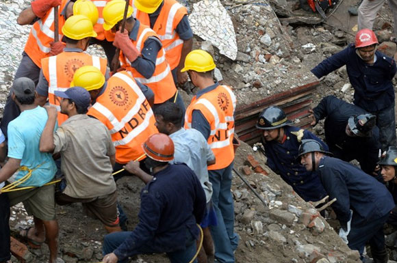 Hindistan'da 35 yıllık bina çöktü