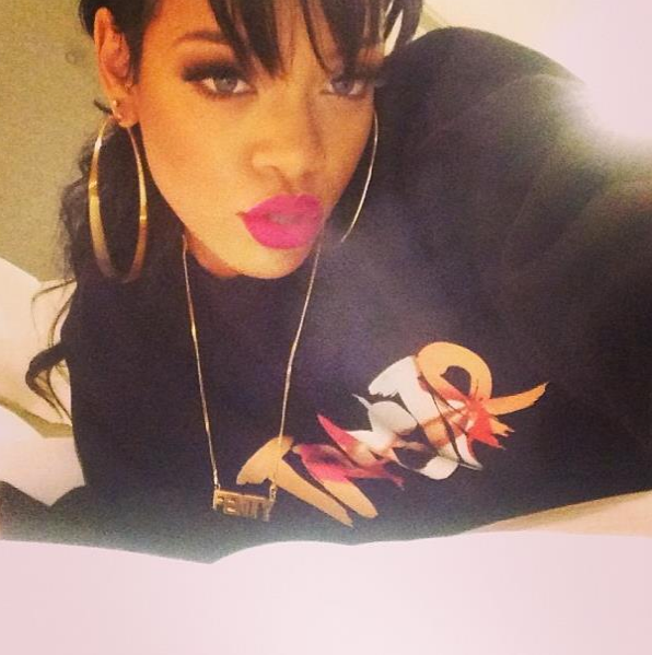 Rihanna kaşlarını pembeye boyadı