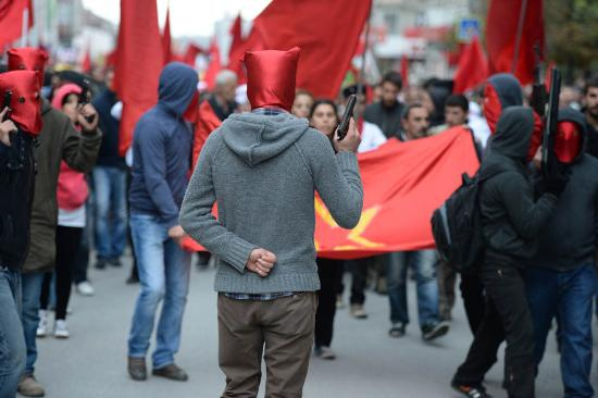 Cenazede silahlı ve maskeli kortej