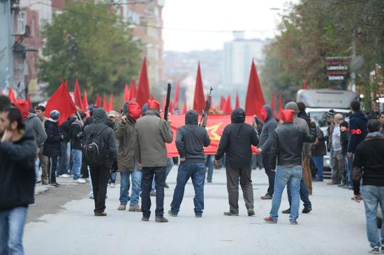 Cenazede silahlı ve maskeli kortej