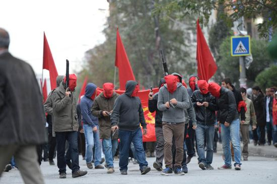 Cenazede silahlı ve maskeli kortej