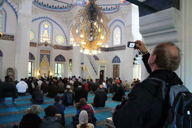 Almanlar namaz kılanları izledi