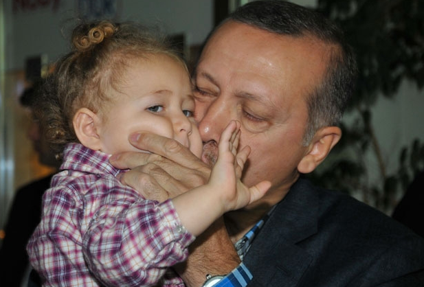 Erdoğan öpmeye doyamadı