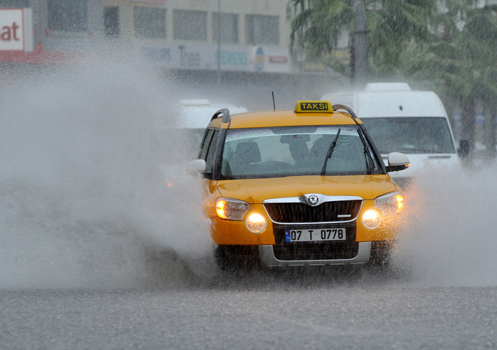 Antalya'yı bayramda sel aldı