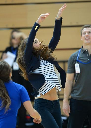 Prenses topuklu ayakkabıyla voleybol  oynadı