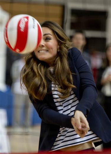 Prenses topuklu ayakkabıyla voleybol  oynadı