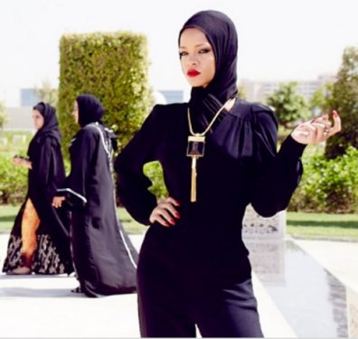 Rihanna tesettüre girdi cami gezdi