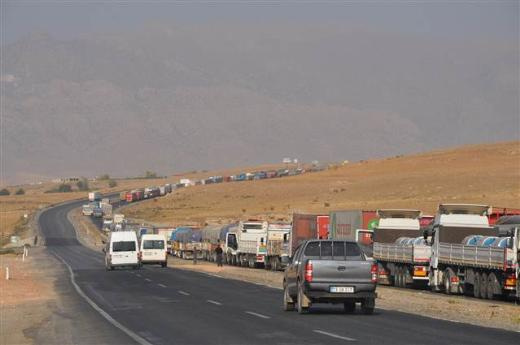 Habur'da kuyruk aldı başını gitti